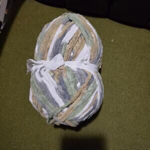 Camo Colored Unbranded Blanket Yarn 10.5 oz skein